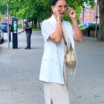 Gauahar Khan Instagram - Love when the temp is just right ! On the brink of summer #UK 🙋🏻‍♀️🌸❤️ #musafir #trending #reelsinstagram Coventry, United Kingdom