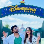 Gauahar Khan Instagram - Kids at #disneyland ! 👦 👧🏻 ♥️ @gauaharkhan 🎁 #paris #musafir #love Disneyland Paris