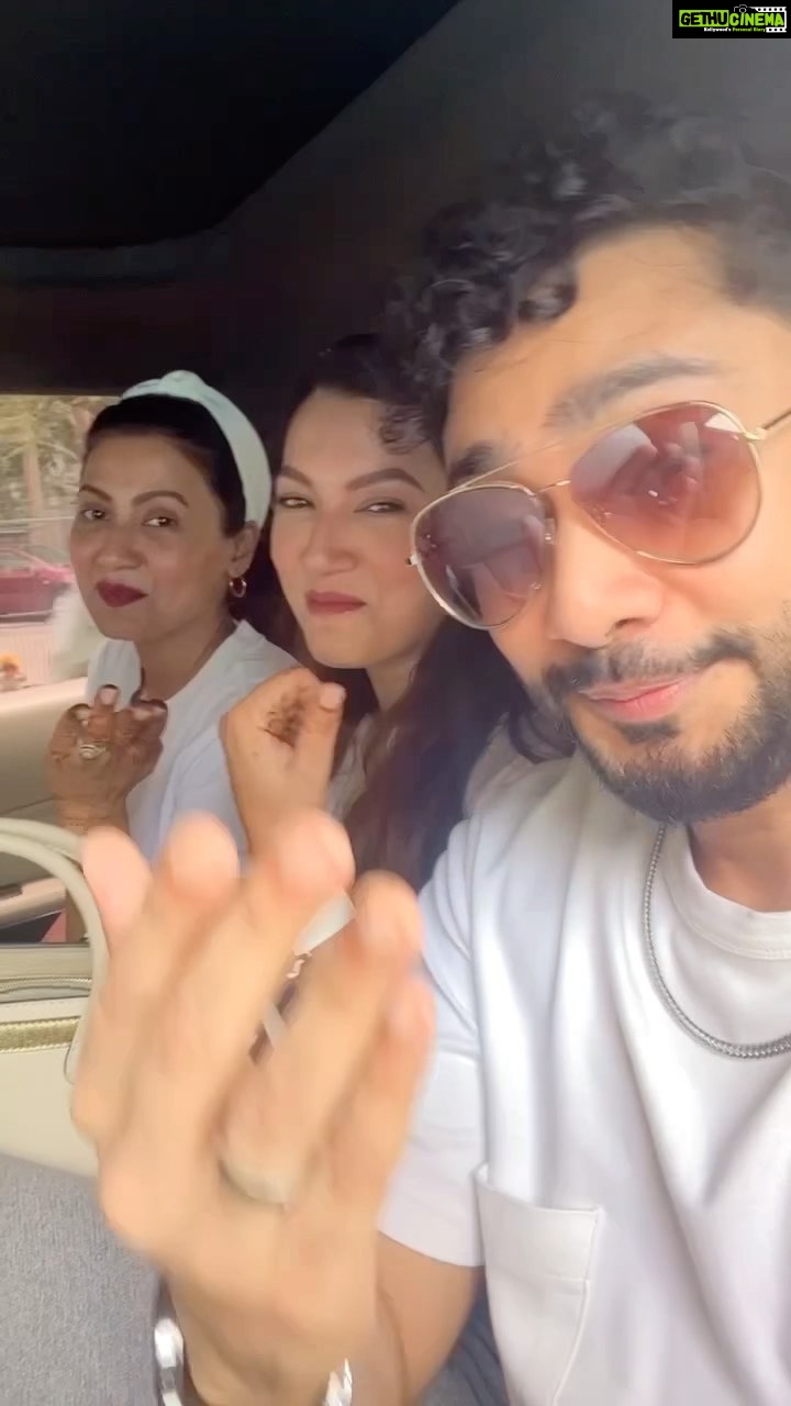 Gauahar Khan Instagram - These girls are true @govinda_herono1 fans ! Love him too ! 🤍 #star #fans whats your fave Govinda song ??? #comment Ft : @gauaharkhan & @nigaarzkhan ✨