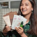 Gauahar Khan Instagram - I’m thrilled to announce my collaboration with @innisfreeindia for the Superstar Set✨ The key to my healthy, hydrated skin - this set features my favourite #inniproducts.🥰 💚 Green Tea Seed Serum Daily moisture-barrier strengthening serum to open up the water passageway for moisture. 🤎 Jeju Volcanic Pore Cleansing Foam Refreshing pore-cleansing foam, formulated with jeju volcanic clusters to remove excess oil. 🌹 My Real Squeeze Mask Refreshing water-type real mask infused with freshly squeezed ingredients using the cold brew squeeze process. 🤎 Jeju Volcanic Blackhead 3-Step Program 3-step program sheet to effectively remove blackheads deeply rooted in the pores. You can get the Superstar Set @mynykaa Summer Super Saver Days at 48% off just for INR 1099. 🤩 #innisfree #innisfreeindia #Nykaa #kbeauty #skincare #superstarset #offer #sale #summersupersaverdays