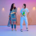 Gauahar Khan Instagram - Indian aur western ka milaap !!! Heheheh @noorinsha 😘 we did in 5 mins . 🙋🏻‍♀️ #trendingreels #dancersofreels #fun Atrangz House