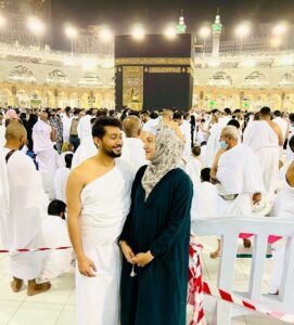 Gauahar Khan Instagram - Blessed life ! Alhamdulillah . My dream come true to be doing Umrah with my husband. Greatest joy . 🕋😬 
@zaid_darbar u we’re so thoughtful and kind . Thank you for being the best ! ♥️😘 thank u @zakiazkhan my sister for bringing us all abayas and kanduras! Love u ! May Allah bless u for all gestures ! Ameen 

@alkhalidtours n @alkhalidtours your planning was impeccable. Had the most comfortable stay in @lmmakkah in Makkah and @theoberoimadinah in medina . Grateful to all . 🌸