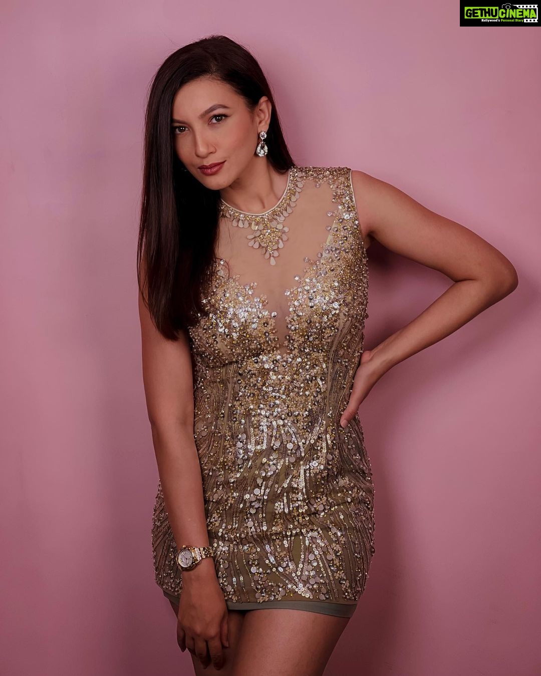 Gauahar Khan Instagram - If I was the character, I would’ve been #SonaDarling . Hahahahah get it ??? 😬💛🙋🏻♀️ @preeti_simoes would get it . Hahaha ! Outfit : @dilnazkarbhary Styling : @devs213 #LoveForGold #Sassy #Filmy Mumbai, Maharashtra