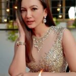 Gauahar Khan Instagram – @zaid_darbar gave me the best surprise of them all – the brand new #vivoV23e​ 
​
I love the exquisite colours that the phone comes in , especially Sunshine Gold.

The Bokeh Flare Mode helps me take beautiful pictures. Low light isn’t going to hamper date night memories anymore!
​
But hey .. how did you like my gift Zaid?

This isn’t all, make sure you see the next #BigReelReveal. 

@ravidubey2312 and @vivo_india also have something delightful in store for you!
​
Go get your #vivoV23e today!​ #DelightEveryMoment​