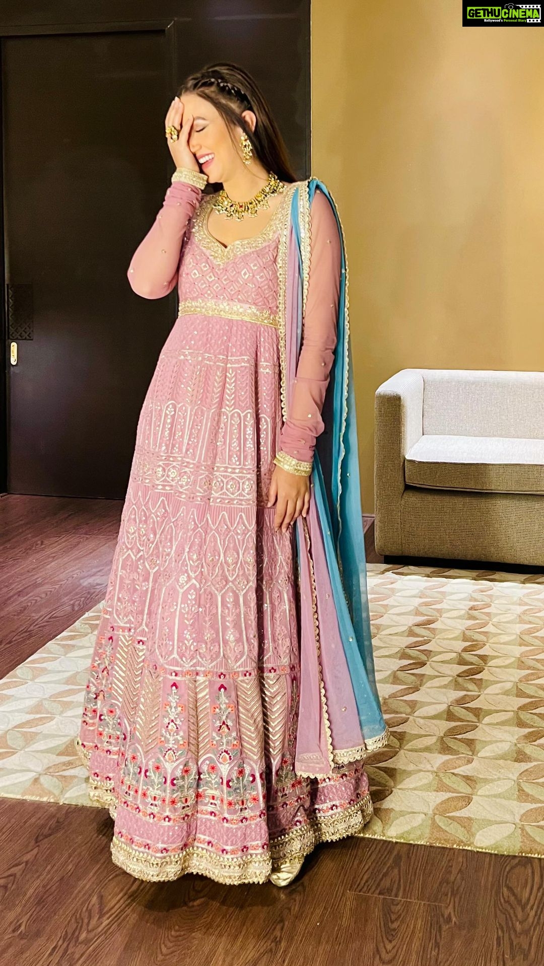 Gauahar Khan Instagram - Gulabi chunariya with a dash of neela ! Heheheh đđťââď¸ how many of u prefer Indian dressing over western. ??? Styling : @devs213 Outfit: @bhumikagrover Jewellery - @lotussuutrajewelry #desi #fashion #live #Jaisalmer #reel