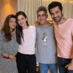 Gauahar Khan Instagram - Humans who touched my life in such a positive manner during the shoot of my most special show , #bestselleronprime ! @primevideoin 💙 Thank you to the entire crew for being so wonderful. #ForeverGrateful @siddharthpmalhotra @sapnamalhotra01 @mukulabhyankar @aryacam @chandnilicious @iarjanbajwa @sonalee18588 @satyajeetdubey @virafpp #Mithunda @jashmahetalia @himanidaxini @arifaudi786 @prasadbhatkar80 @vinitasawant_hairstylist