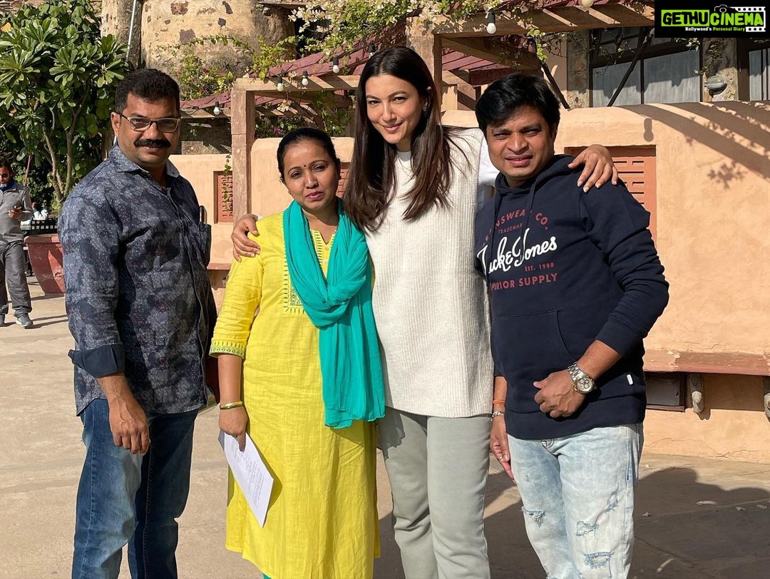 Gauahar Khan Instagram - Humans who touched my life in such a positive manner during the shoot of my most special show , #bestselleronprime ! @primevideoin 💙 Thank you to the entire crew for being so wonderful. #ForeverGrateful @siddharthpmalhotra @sapnamalhotra01 @mukulabhyankar @aryacam @chandnilicious @iarjanbajwa @sonalee18588 @satyajeetdubey @virafpp #Mithunda @jashmahetalia @himanidaxini @arifaudi786 @prasadbhatkar80 @vinitasawant_hairstylist