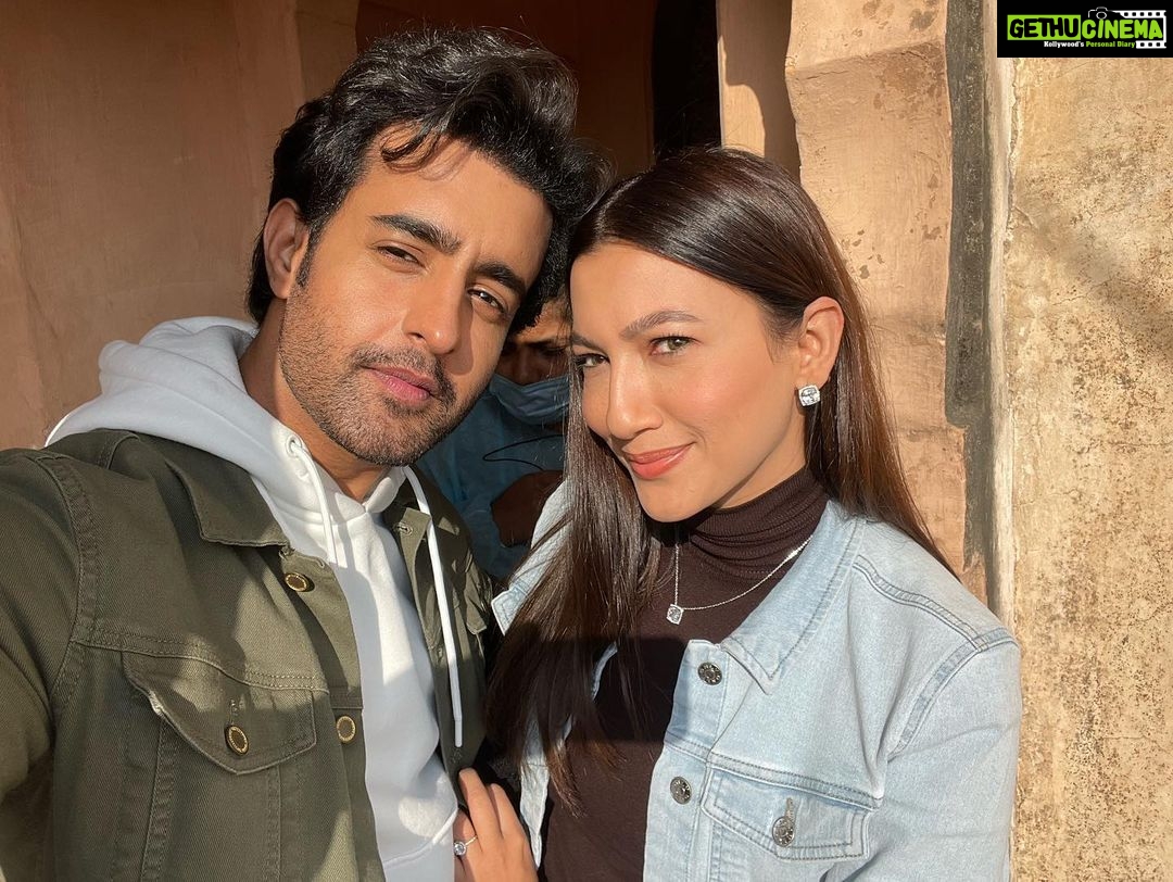 Gauahar Khan Instagram - Humans who touched my life in such a positive manner during the shoot of my most special show , #bestselleronprime ! @primevideoin 💙 Thank you to the entire crew for being so wonderful. #ForeverGrateful @siddharthpmalhotra @sapnamalhotra01 @mukulabhyankar @aryacam @chandnilicious @iarjanbajwa @sonalee18588 @satyajeetdubey @virafpp #Mithunda @jashmahetalia @himanidaxini @arifaudi786 @prasadbhatkar80 @vinitasawant_hairstylist