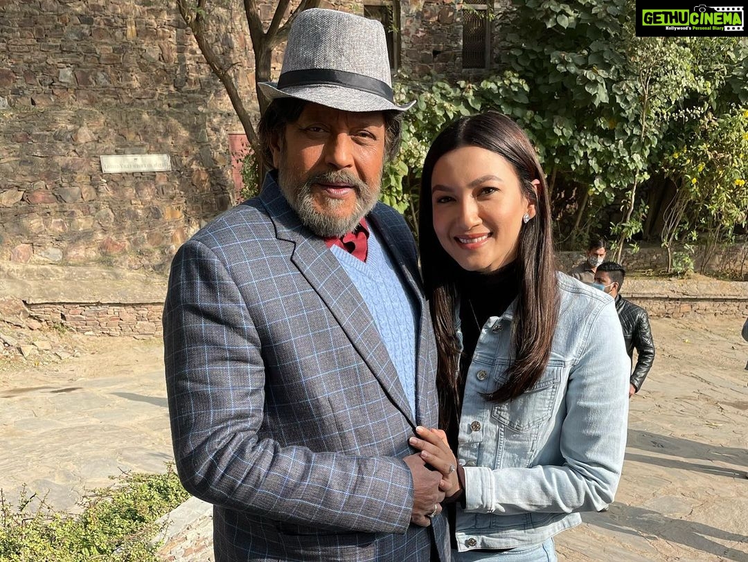 Gauahar Khan Instagram - Humans who touched my life in such a positive manner during the shoot of my most special show , #bestselleronprime ! @primevideoin 💙 Thank you to the entire crew for being so wonderful. #ForeverGrateful @siddharthpmalhotra @sapnamalhotra01 @mukulabhyankar @aryacam @chandnilicious @iarjanbajwa @sonalee18588 @satyajeetdubey @virafpp #Mithunda @jashmahetalia @himanidaxini @arifaudi786 @prasadbhatkar80 @vinitasawant_hairstylist