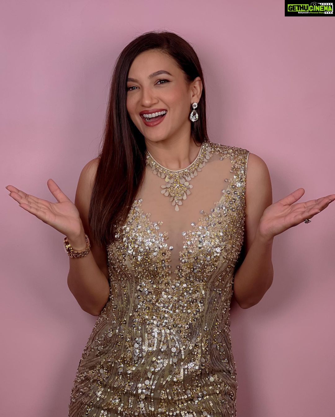 Gauahar Khan Instagram - If I was the character, I would’ve been #SonaDarling . Hahahahah get it ??? 😬💛🙋🏻♀️ @preeti_simoes would get it . Hahaha ! Outfit : @dilnazkarbhary Styling : @devs213 #LoveForGold #Sassy #Filmy Mumbai, Maharashtra