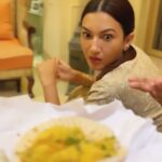 Gauahar Khan Instagram – When my jaan knows I’m bored of my diet , #sevpuri is my mood changer ! Mere #dilkagehna @zaid_darbar 😘 

Pls make your reels on #Dilkagehna and tag me , @desimusicfactory @yasserdesai @parmishverma . ✌🏻

@raziakhan1503 is a natural performer. Hahahah ! 😘 

#reelsindia #love #trendingsongs