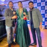 Gauahar Khan Instagram - The host , and the Winners !!!!! ❤️🙌🫶🏻 yayyyy we won for best short film , fiction at the #filmfareottawards2022 ! #sorrybhaisaab ko Thank you ! Congratulations to our amazing directors @sumit.ghildiyal @sumadhikary and my guptaji @mrfilmistaani 💛 @arreindia @amazonminitv 🫶🏻 thank you @filmfare and the jury 🙏🏻 #grateful #happy #winners Taj Lands End, Mumbai