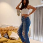 Gauahar Khan Instagram – Old trend , New spot ! 🙋🏻‍♀️ 🛌 

#trendingreels #laxeddancechallenge #dancereels