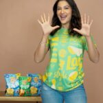 Gauahar Khan Instagram - I think I might be a magician! Try out this new magic trick with #LaysWaferStyle and you can be one too! To learn the trick head to @lays_india page and become a part of the #TheThinpossibleChip Challenge ! #Lays #PaperThinWaferThin #Collab @lays_india #reel #fun #thethinpossiblechip