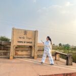 Gauahar Khan Instagram - Don’t let the child in you ever die ! 😬 this is me getting excited on spotting the Tropic of Cancer cutting through Madhya Pradesh! I was in my pjs , stopped the car ran across with my team running after me and got it clicked ! 🙋🏻‍♀️ Alhamdulillah! #happychildrensday #musafir #bhopal #tropicofcancer