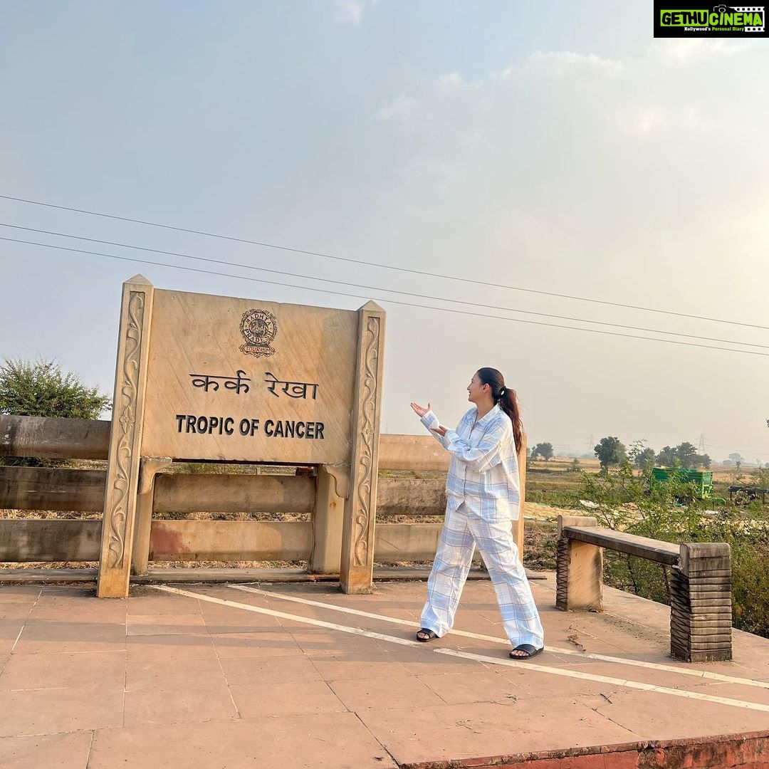 Gauahar Khan Instagram - Donβt let the child in you ever die ! π¬ this is me getting excited on spotting the Tropic of Cancer cutting through Madhya Pradesh! I was in my pjs , stopped the car ran across with my team running after me and got it clicked ! ππ»ββοΈ Alhamdulillah! #happychildrensday #musafir #bhopal #tropicofcancer