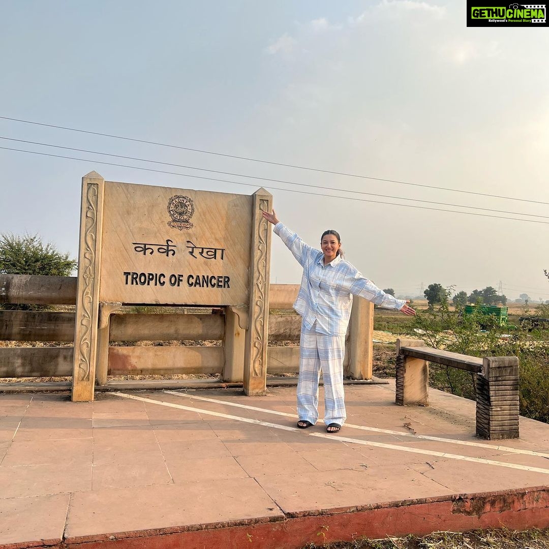 Gauahar Khan Instagram - Donβt let the child in you ever die ! π¬ this is me getting excited on spotting the Tropic of Cancer cutting through Madhya Pradesh! I was in my pjs , stopped the car ran across with my team running after me and got it clicked ! ππ»ββοΈ Alhamdulillah! #happychildrensday #musafir #bhopal #tropicofcancer