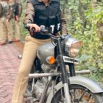Gauahar Khan Instagram - Meet SP Anuradha Shrivastva in #shikshamandal on @mxplayer . It’s out now . Watch it pls . 🙏🏻 wanna thank @afzalistan for believing in me and making me feel like a superhero , n @iamkunalmshahkms for casting me in this amazing part . 💛 link in bio to the show . #behindthescenes #newseries #thriller #actor
