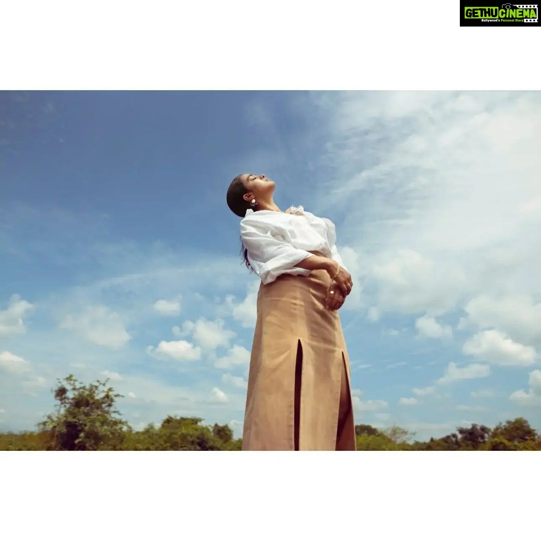 Gayathrie Instagram - NOMANSLAND by @___melwy_j___ Ft. @gayathrieshankar Production house: @roosakiproduction Cinematography: @vivekpremsingh Photography: @linsonantony_ Editing: @__premraj_ Stylist: @story_of_esther Retouch: @sujithnairphotography MUA & Hair: @martini_trucco | @rehanaps27 Designers: @___melwy_j___ and @story_of_esther (skin cult) Special thanks: @bijoy_kodur_ @mithu_siva_ @slowbharath @leyoazeem @level_2_dreamer @maya_chellakutty #fasionstatement #fasionista #nomansland #gayathrieshankar #art #kaltrevolution #art #costume