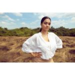 Gayathrie Instagram - NOMANSLAND by @___melwy_j___ Ft. @gayathrieshankar Production house: @roosakiproduction Cinematography: @vivekpremsingh Photography: @linsonantony_ Editing: @__premraj_ Stylist: @story_of_esther Retouch: @sujithnairphotography MUA & Hair: @martini_trucco | @rehanaps27 Designers: @___melwy_j___ and @story_of_esther (skin cult) Special thanks: @bijoy_kodur_ @mithu_siva_ @slowbharath @leyoazeem @level_2_dreamer @maya_chellakutty #fasionstatement #fasionista #nomansland #gayathrieshankar #art #kaltrevolution #art #costume