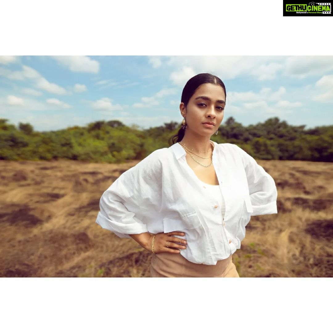 Gayathrie Instagram - NOMANSLAND by @___melwy_j___ Ft. @gayathrieshankar Production house: @roosakiproduction Cinematography: @vivekpremsingh Photography: @linsonantony_ Editing: @__premraj_ Stylist: @story_of_esther Retouch: @sujithnairphotography MUA & Hair: @martini_trucco | @rehanaps27 Designers: @___melwy_j___ and @story_of_esther (skin cult) Special thanks: @bijoy_kodur_ @mithu_siva_ @slowbharath @leyoazeem @level_2_dreamer @maya_chellakutty #fasionstatement #fasionista #nomansland #gayathrieshankar #art #kaltrevolution #art #costume