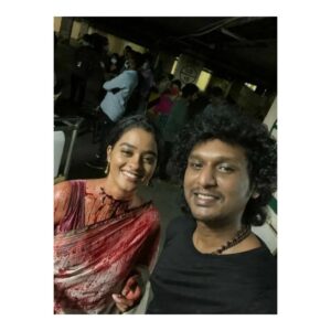 Gayathrie Instagram - When an actor performs a dying scene in a movie, it is customary to take a shot of them waking up and smiling at the camera. Somewhat like telling the universe that the scene was just acting and that the actor is alive and well.
While shooting for my scene in #vikram we forgot to take that shot. Pressed for time, we couldn't move the lighting set up either. Soooo we got innovative and took these.. 😛
To everybody asking, unga thala enga, Inga paarunga da! 😄
.
.
#100daysofvikram #vikrammovie #lokeshkanagaraj #lokimultiverse #Sandhanam #gayathri #amar #girishgangadharan #locationdiaries #behindthescenes