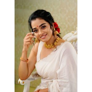 Gayathrie Instagram - If you're reading this caption, I've asked Lord Mahabali to bless you with happiness, prosperity and loads of Sadhya with people you love! 
Happy Onam ☺️🌼🤗
.
.
P.C - @basilpaulo.in 
MUA - @femy_antony__ 
Outfit - @jugalbandhi 
For @vanithamagazine 
.
.
.
#onam2022