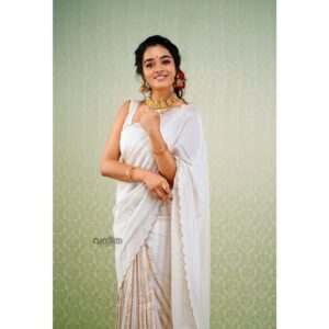 Gayathrie Instagram - If you're reading this caption, I've asked Lord Mahabali to bless you with happiness, prosperity and loads of Sadhya with people you love! 
Happy Onam ☺️🌼🤗
.
.
P.C - @basilpaulo.in 
MUA - @femy_antony__ 
Outfit - @jugalbandhi 
For @vanithamagazine 
.
.
.
#onam2022