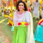 Geetika Mehandru Instagram - Holi Hai ✨🌸 #geetikamehandru #holi #chotisarrdaarni #colors #latepost #roohaniyat #ishqmeinroohaniyat #kadakbrokadakk