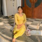 Geetika Mehandru Instagram – 🌸

#punjabi #geetikamehandru #yellow #roohaniyat #ishqmeinroohaniyat #chotisarrdaarni #ginni #gouri #punjabisuits
