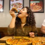 Geetika Mehandru Instagram - Am I the only pizza lover here or are you? Had this amazing pizza party at @1441.pizzeria Amazing food😋 #pizzalover #geetikamehandru #foodie #1441pizzeria #yummy 1441 Pizzeria