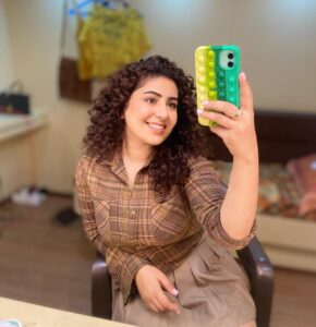 Geetika Mehandru Instagram - 🌸✨

#geetikamehandru #gouri #roohaniyat #jersey #chotisarrdaarni #atwork