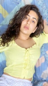 Geetika Mehandru Instagram - 😋

#geetikamehandru #geetika #ringtones #reels #reelsinstagram #reelitfeelit #jersey #chotisarrdaarni