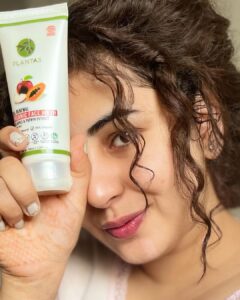 Geetika Mehandru Instagram - Honestly, this is part of my everyday routine. 

As, being an actor Cleansing is very important for my skin and plays an very pivotal role in my self care. 
Regular cleansing is essential to keep the skin look radiant and healthy. 
- 100% Vegan
- Sulphate Free
- Paraben Free
- No Artificial Color
- No Artificial Fragrance 
- No Artificial Preservative

Face wash can help in clearing away of the dust particles and also keeps the skin supple and smooth. 

- It encourages proper skin hydration.
- Prevents the production of excess oils.
- Fight skin problems and keeps skin healthy in gentle manner
It is available on Amazon and Flipcart.
Go shop and have a good weekend ✨

@plantasinnovations @amazondotin @flipkart 

#geetikamehandru #facewashskincare #plantas #goodskin #facewash