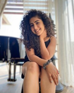 Geetika Mehandru Instagram - 🍒✨
I love my curls too
#geetikamehandru #geetika #chotisarrdaarni #jersey