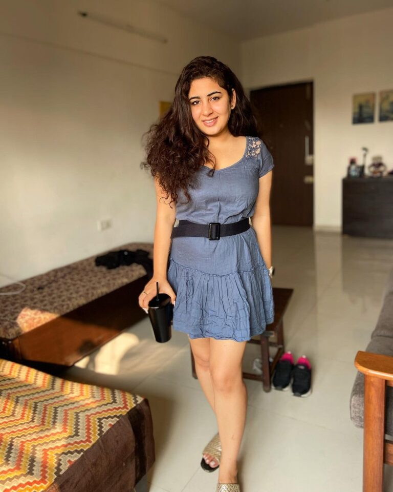 Geetika Mehandru Instagram - She was temptation wrapped in casual elegance. #geetikamehandru #geetika #mehandru #jersey #chotisarrdaarni मुम्बई फ़िल्म सिटी