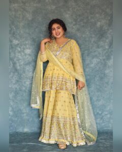 Geetika Mehandru Instagram - Kina chir tenu dil ch luka ke rakheya
Kite vakh na ho jaani metho tu
Tenu saahan di larhi ch main paro ke rakheya
Kite saahan ton na ho jaani tu door

Wearing @gopivaiddesigns 
Jwellery @aquamarine_jewellery 
Stylist @anamikajain__ 
Jutti’s @paioshoes 

#geetikamehandru #jersey #jerseymovie