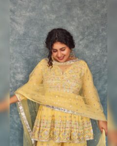 Geetika Mehandru Instagram - Chitta kukkad banere te 💕
Kasni dupatte waliye ☺️
Munda sadqe tere te 😇

Wearing beautiful @gopivaiddesigns 
Styled by @anamikajain__ 
Jwellery by @aquamarine_jewellery 

#geetikamehandru #suit #potd