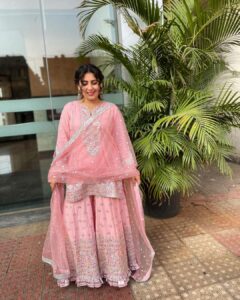Geetika Mehandru Instagram - Wearing this beautiful @gopivaiddesigns with @paioshoes styled by @anamikajain__ 

RATE THE LOOK OUT OF 10

#geetikamehandru #gopivaid #paioshoes #jersey