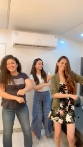 Geetika Mehandru Instagram - And that’s a wrap up dance 😅
@simrann.sharma @geetikamehandru 
My favourite dop @harshit_sid 
#reelitfeelit #reelkarofeelkaro #dance #bff #masti