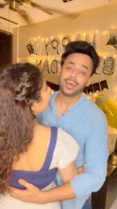 Geetika Mehandru Instagram - Best way to get attention... #dance 😎😁😃 . . . . #feelkaroreelkaro #instareels #feelitreelit #instagram #masti #actorslife #abhiannshuvohra #geetikamehandru #trendingreels