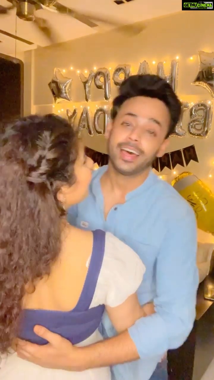 Geetika Mehandru Instagram - Best way to get attention... #dance 😎😁😃 . . . . #feelkaroreelkaro #instareels #feelitreelit #instagram #masti #actorslife #abhiannshuvohra #geetikamehandru #trendingreels