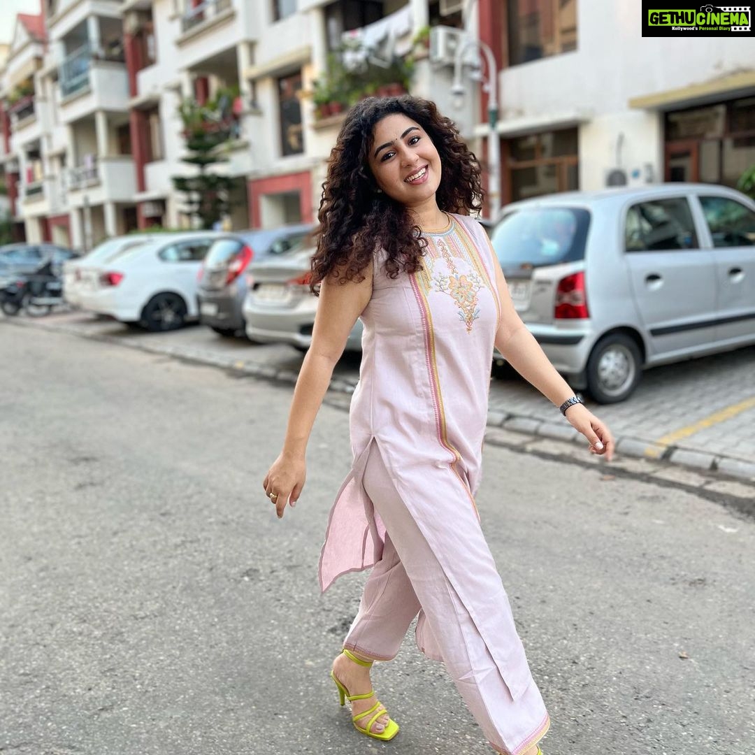 Geetika Mehandru Instagram - No outfit can beat the elegance level of a salwar suit. Wearing it brings me grace but also attitude! π
This lovely Devika Suit set from Untung is all about it! It's a lavender sleeveless kurta set with embroidered panels and yoke, and a round neckline. π So, Why be serious, when you can have fun wearing it!! I paired it with green pumped heels and you can style yours!β¨β¨ Untung is offering FLAT 10% | Code - "NEW10" & 12% on kurta & suits | "EXTRA12". Go shop now!!!! π