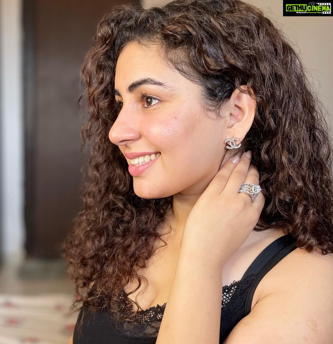 Geetika Mehandru Instagram - Do you want to know my new love? Check this out! I’m Love ❤️ "92.5 pure sterling silver with Real Swarovski stones and hallmarked inside " @designed2attract_jewels #swroski #jwellery #beautiful #checkitout #geetikamehandru