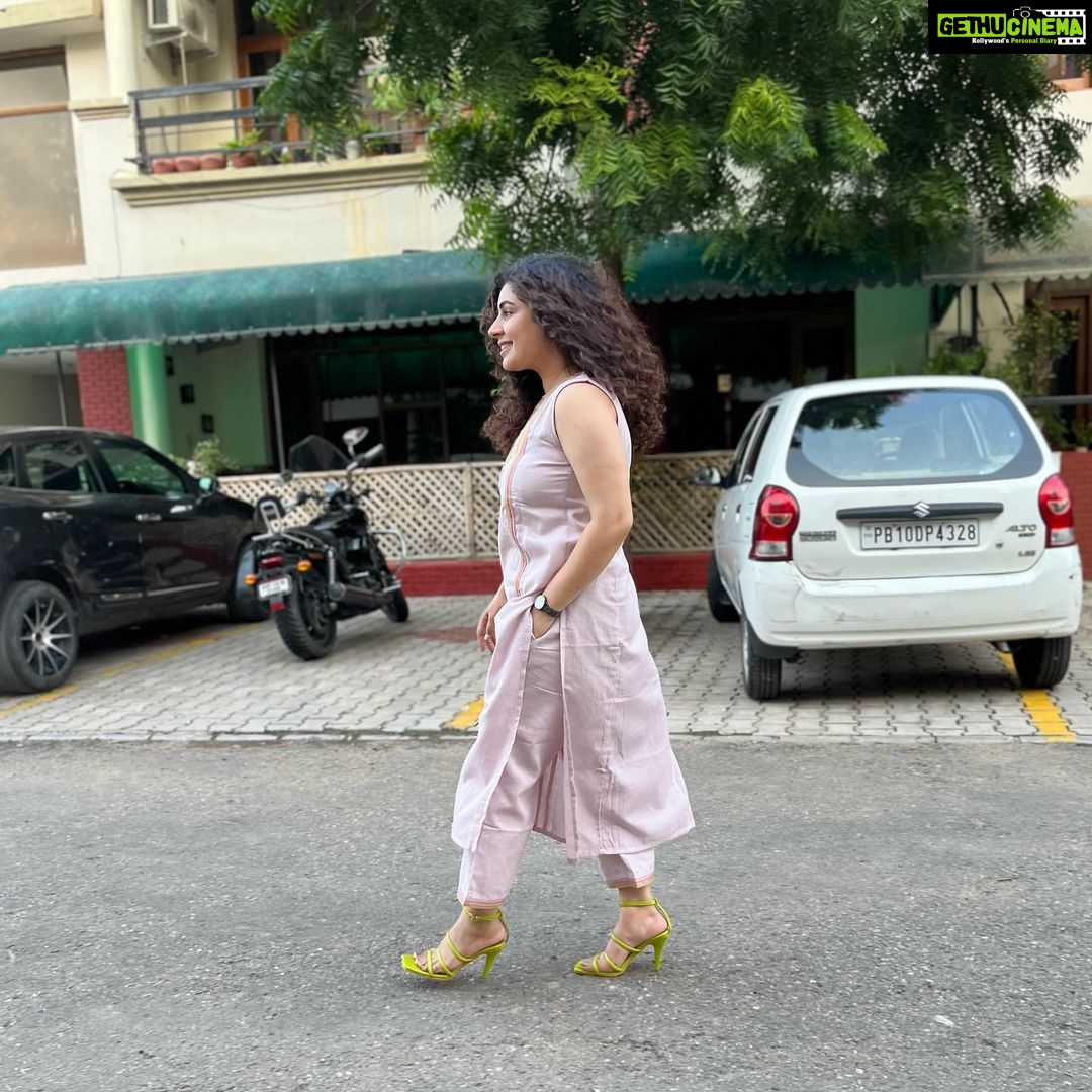 Geetika Mehandru Instagram - No outfit can beat the elegance level of a salwar suit. Wearing it brings me grace but also attitude! π
This lovely Devika Suit set from Untung is all about it! It's a lavender sleeveless kurta set with embroidered panels and yoke, and a round neckline. π So, Why be serious, when you can have fun wearing it!! I paired it with green pumped heels and you can style yours!β¨β¨ Untung is offering FLAT 10% | Code - "NEW10" & 12% on kurta & suits | "EXTRA12". Go shop now!!!! π