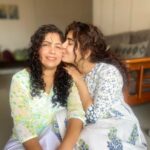 Geetika Mehandru Instagram – She hates getting clicked but when she does it for me.. haye..
Ek hi toh dil hai 
Mummma bar bar le leti hai ❤️❤️❤️

#geetikamehandru #appriciation #momsofinstagram #mummadaughter #care #aww #mymom