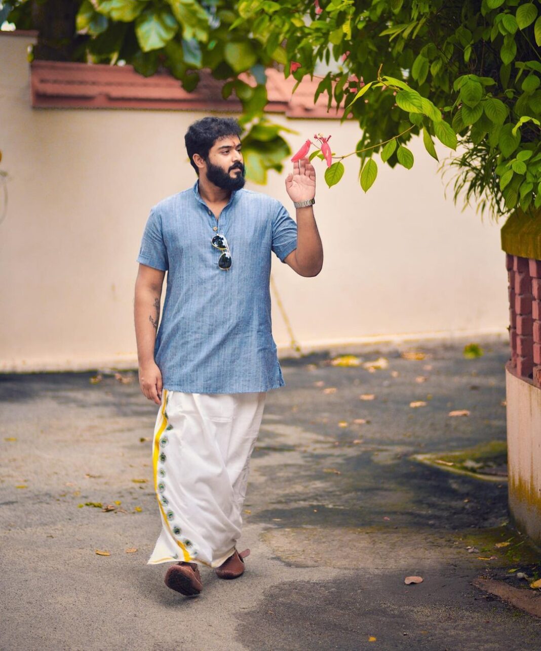 Gokul Suresh Instagram - എല്ലാ പ്രിയ സുഹൃത്തുക്കൾക്കും എന്റെ ഹൃദയം നിറഞ്ഞ ഓണാശംസകൾ! Courtesy: @sreenath.ts_cinematographer