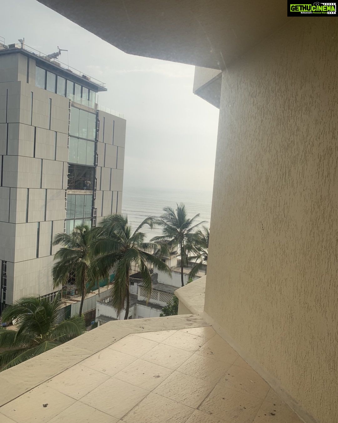 Guru Somasundaram Instagram - Mumbai is very special place for me. My first visit at 2003 at Nariman Point Prithvi theatre premiere day of great play ‘padukalam’ written by na.Muthusamy. Still i remember those days. And another memorable day was premiere of #Minnalmurali . The journey from theatre to mainstream cinema has been really great and gave me a lot of new experience. Thanks to all my theatre teachers 😊😊🤩 #theatre #minnalmurali #prithvitheatre #juhu