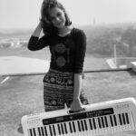 Haniya Nafisa Instagram - Kind of surprising how the keyboard matched the whole black and white aesthetics🖤 As you can see, I do take music along with me everywhere I go. Literally😌 I’m definitely super happy with the new addition to my family🖤 #BasCasioBajega #LearnWithCasio #CasioMusic #Casiotone #MakeMusicFun #LearnwithChordana @casiomusic_in @casio.india