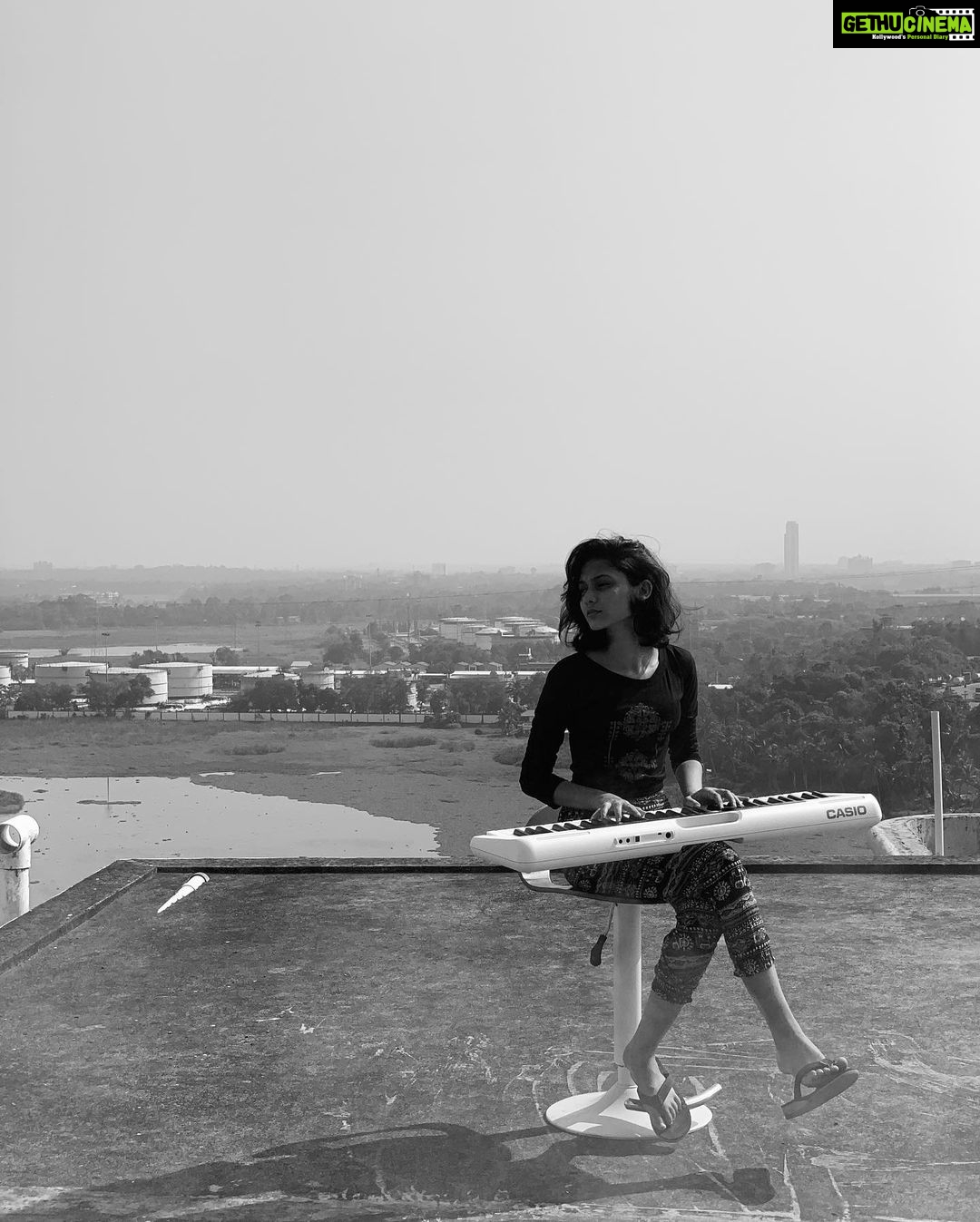 Haniya Nafisa Instagram - Kind of surprising how the keyboard matched the whole black and white aesthetics🖤 As you can see, I do take music along with me everywhere I go. Literally😌 I’m definitely super happy with the new addition to my family🖤 #BasCasioBajega #LearnWithCasio #CasioMusic #Casiotone #MakeMusicFun #LearnwithChordana @casiomusic_in @casio.india